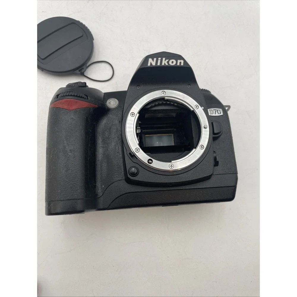 Nikon D70S 6MP Digital SLR Camera Body Only+Battery+Strap+Case TESTED